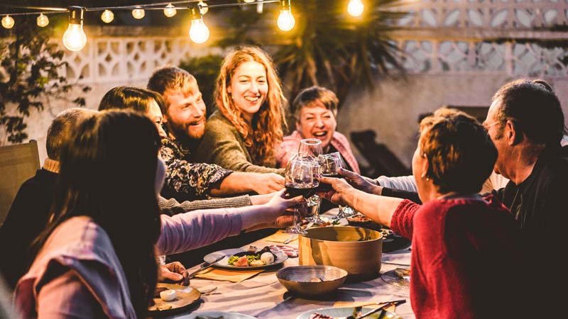 een familie viert feest